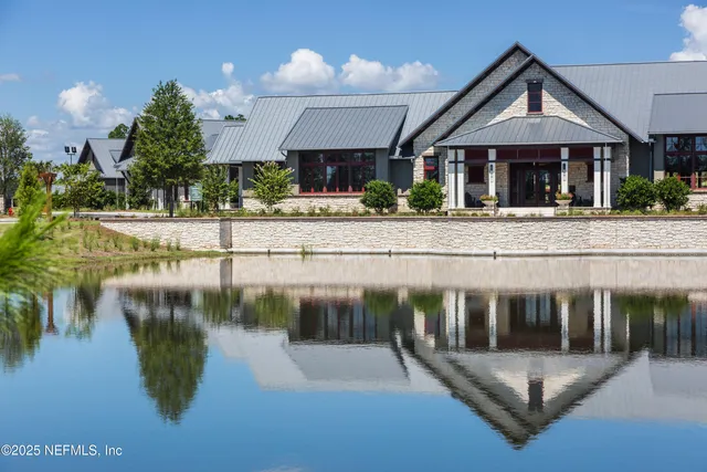 a bench is sitting in the middle of a park