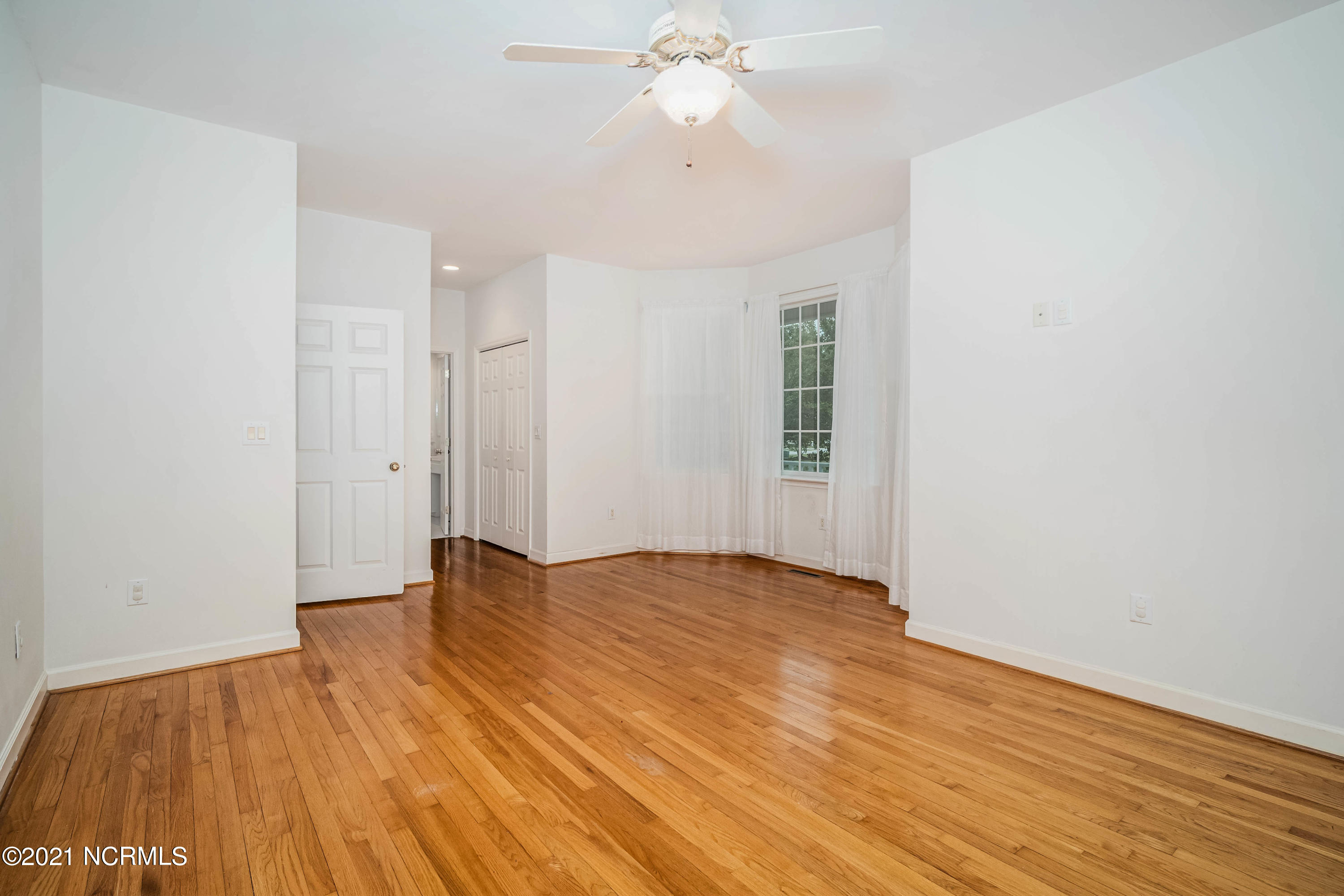 405 Pelican Harbor Road Beaufort, NC 28516 - Photo 34 of 70 Master Bedroom