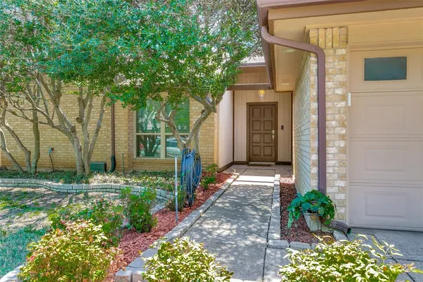 $409,900 | 200 Lark Lane, Euless, TX 76039
