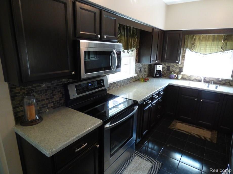 3581 Mann Road Clarkston, MI 48346 - Photo 3 of 52 P1110418.jpg