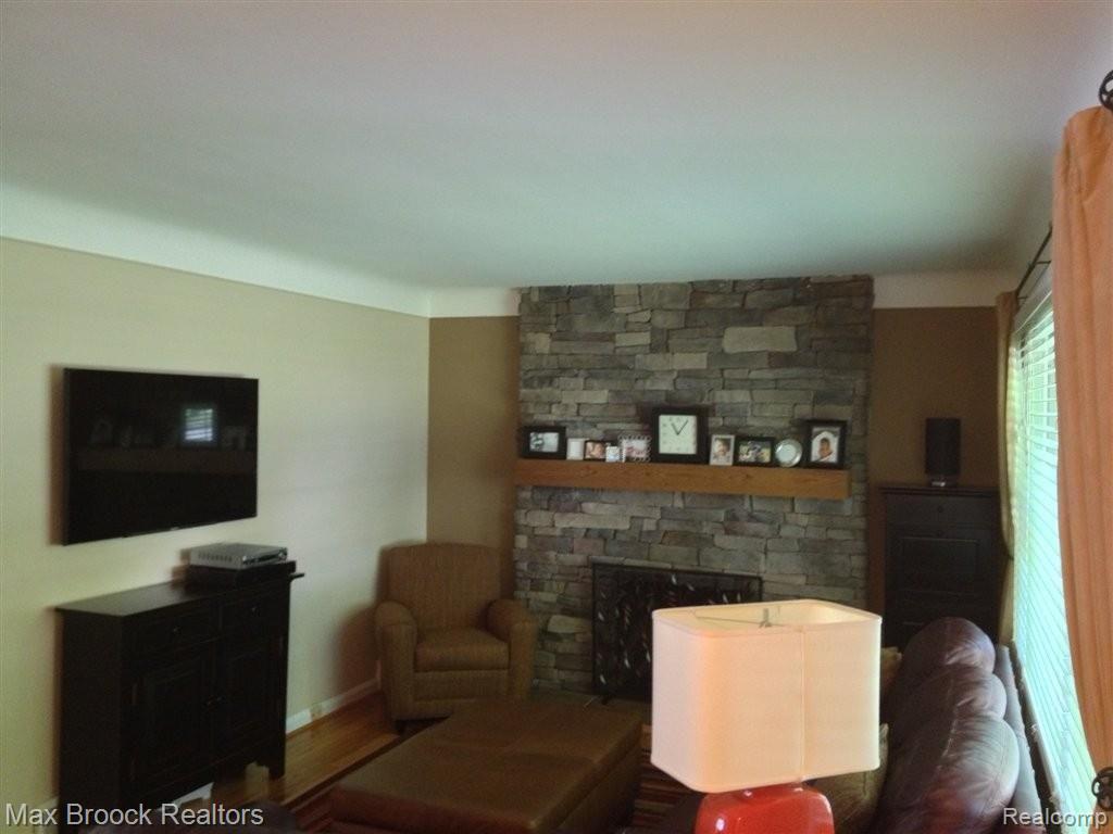1863 Franklin Road Berkley, MI 48072 - Photo 6 of 25 Living Room
