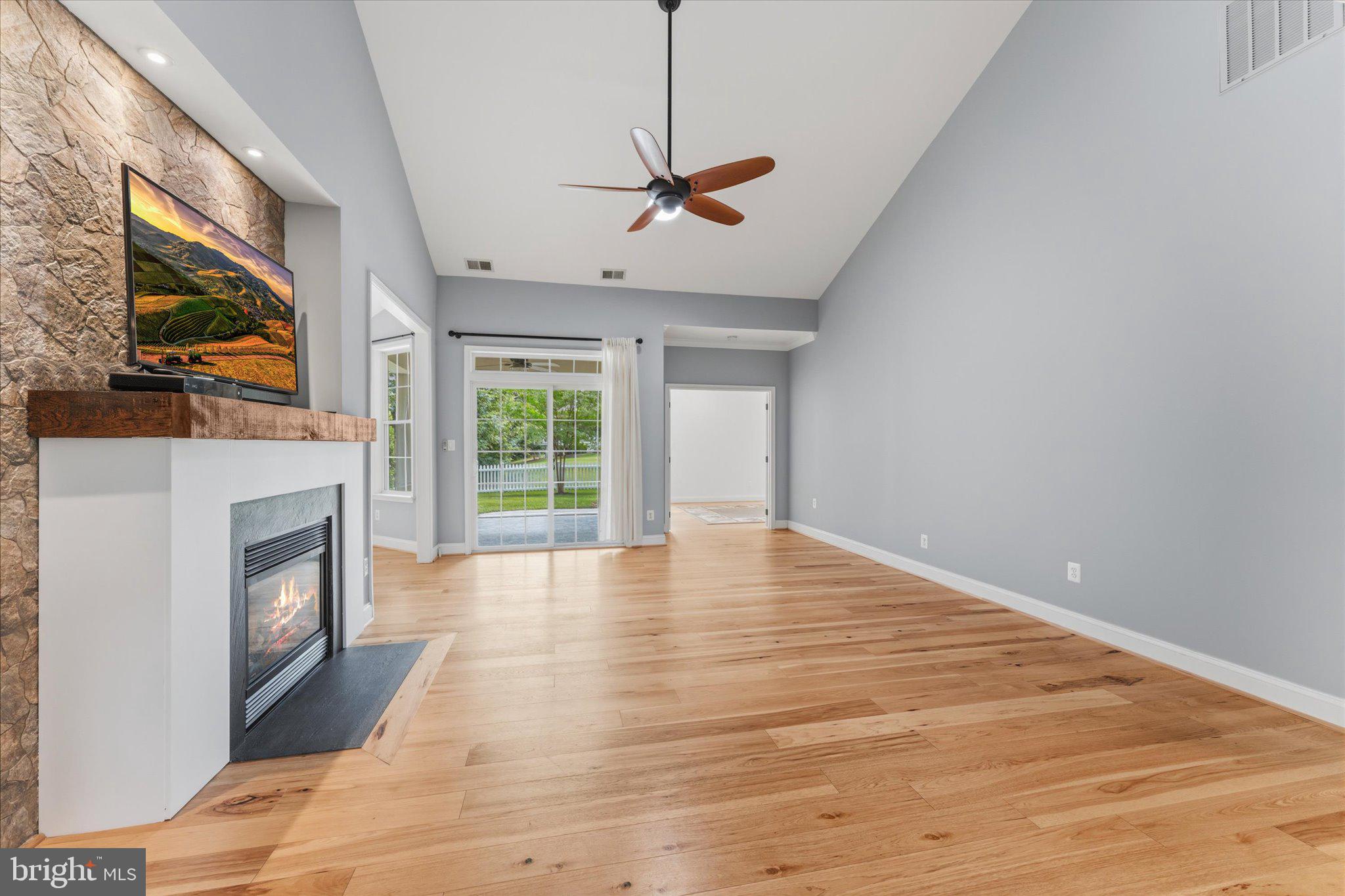 6817 Derby Run Way Gainesville, VA 20155 - Photo 4 of 35 living area