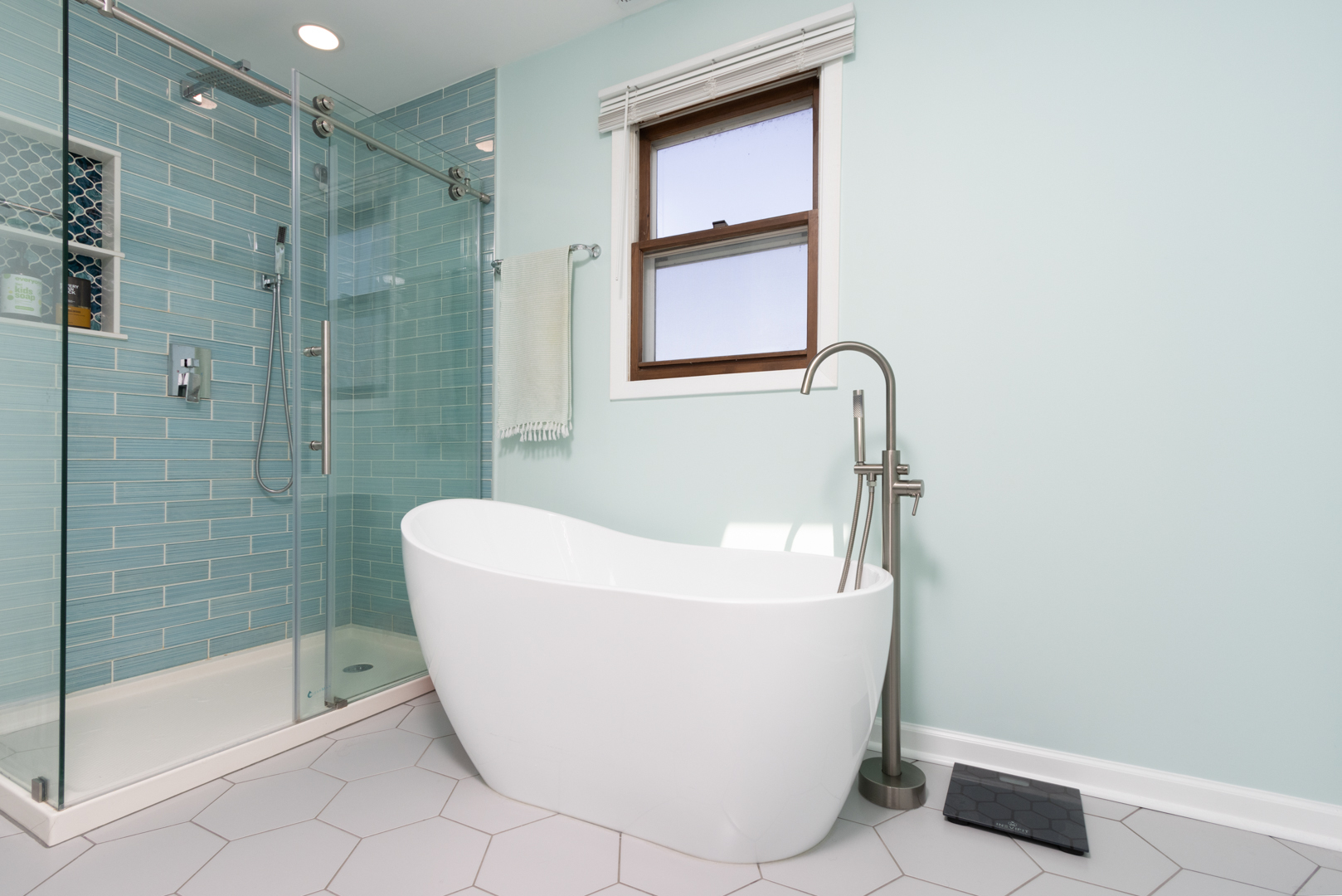 845 Deerpath Lane Hoffman Estates, IL 60169 - Photo 11 of 27 a white bath tub sitting next to a shower