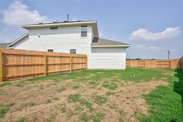 a view of a backyard