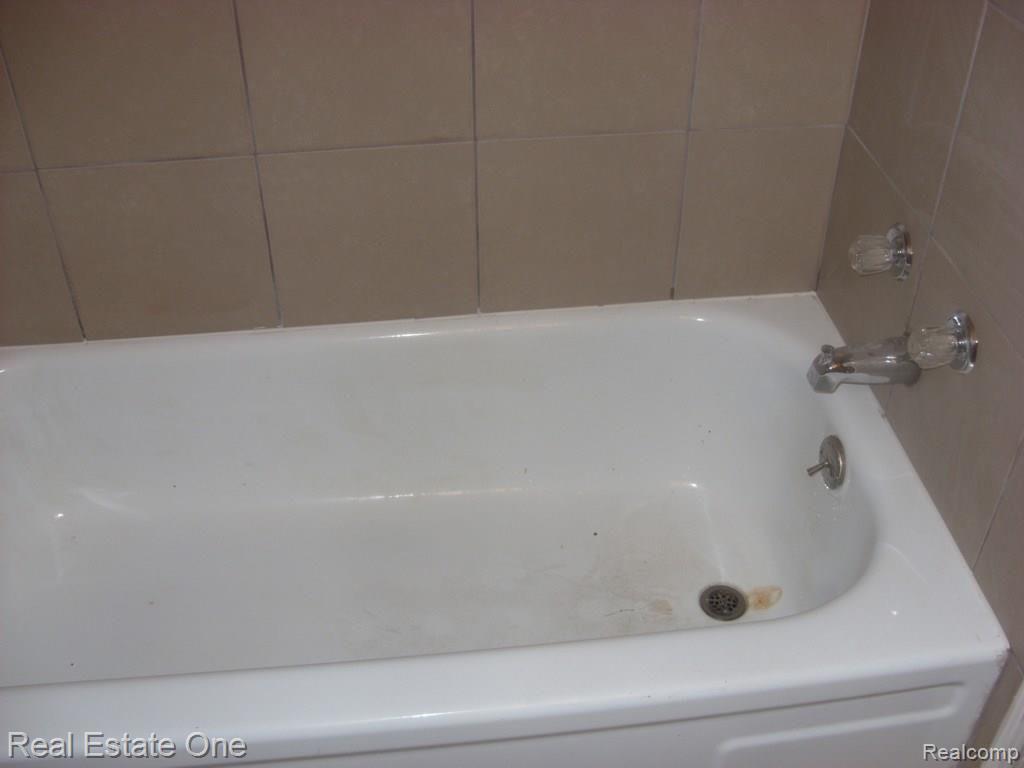 26596 Morley Street Inkster, MI 48141 - Photo 15 of 35 26596 Morley Bathroom Tub.jpg