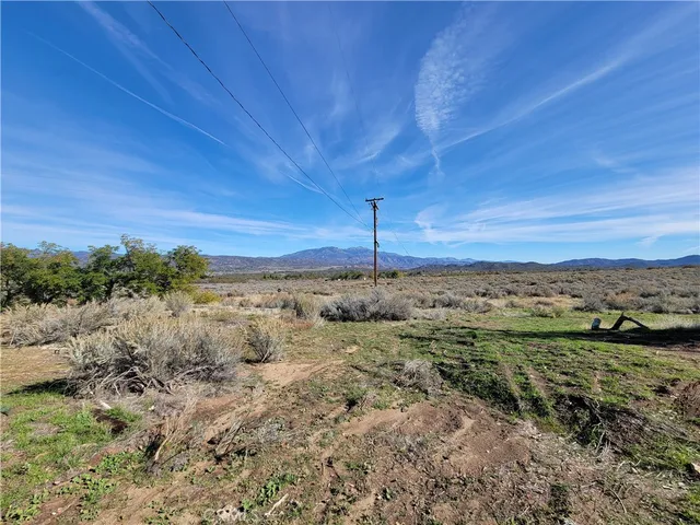 a view of a house with backyard and garden