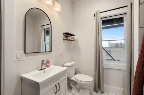 $1,900 | 1119 East Knapp Street, Unit UPPR, Milwaukee, WI 53202