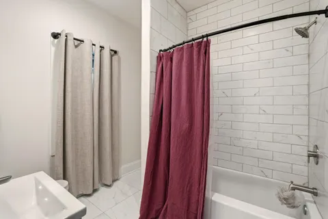 $1,900 | 1119 East Knapp Street, Unit UPPR, Milwaukee, WI 53202