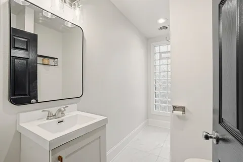 $1,900 | 1119 East Knapp Street, Unit UPPR, Milwaukee, WI 53202