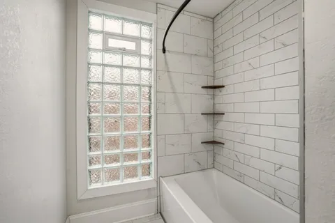 $1,900 | 1119 East Knapp Street, Unit UPPR, Milwaukee, WI 53202