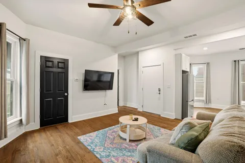 $1,900 | 1119 East Knapp Street, Unit UPPR, Milwaukee, WI 53202