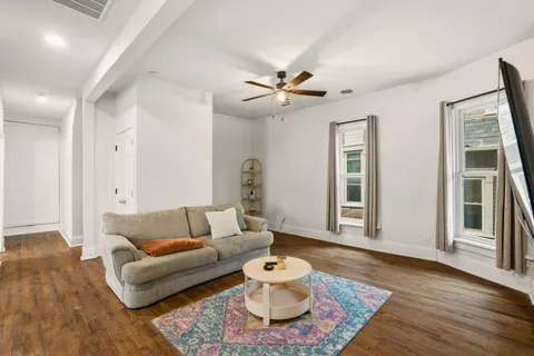 $1,900 | 1119 East Knapp Street, Unit UPPR, Milwaukee, WI 53202