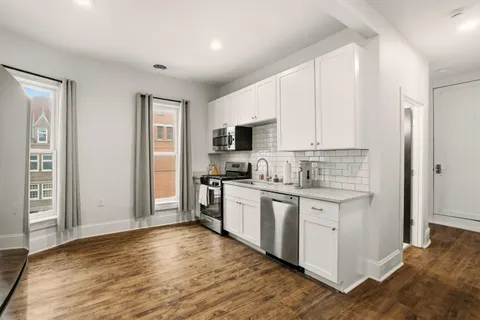 $1,900 | 1119 East Knapp Street, Unit UPPR, Milwaukee, WI 53202