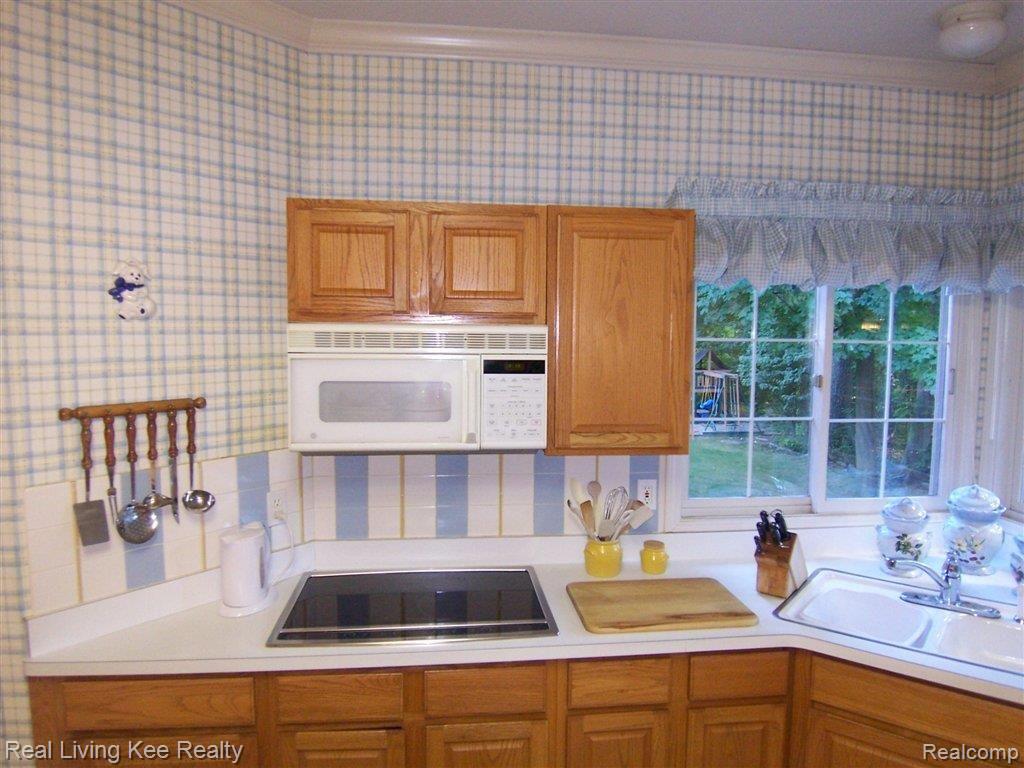 679 Lake Ridge Road Rochester, MI 48307 - Photo 12 of 24 lake ridge 013.JPG