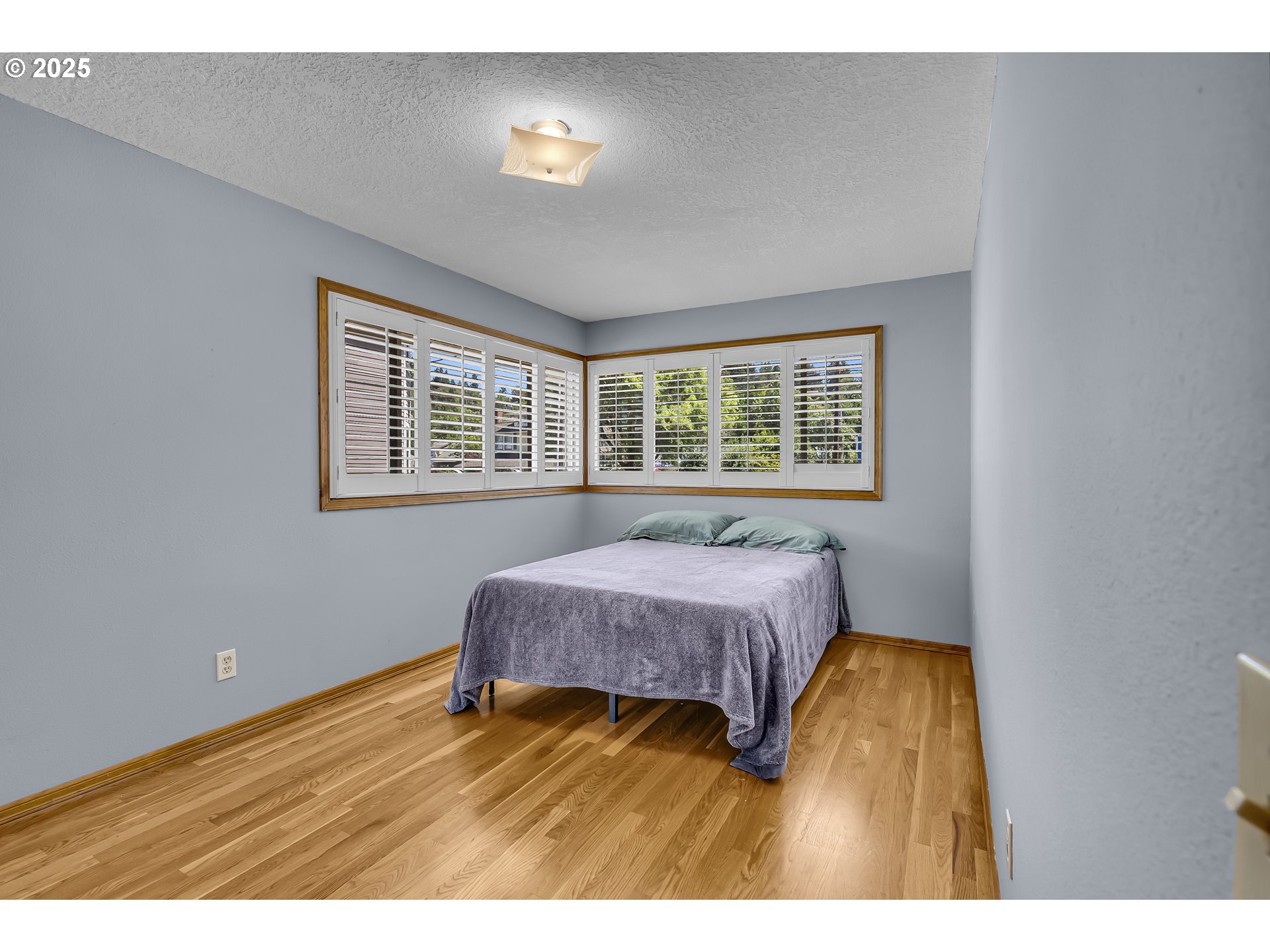 821 Bridge Street Vernonia, OR 97064 - Photo 22 of 45 a bedroom with a bed and a window