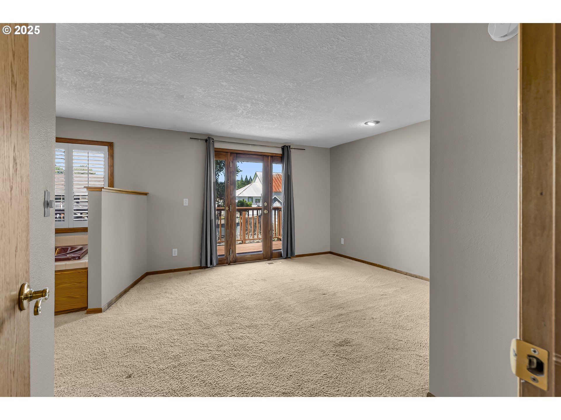 821 Bridge Street Vernonia, OR 97064 - Photo 31 of 45 a view of an empty room with a window