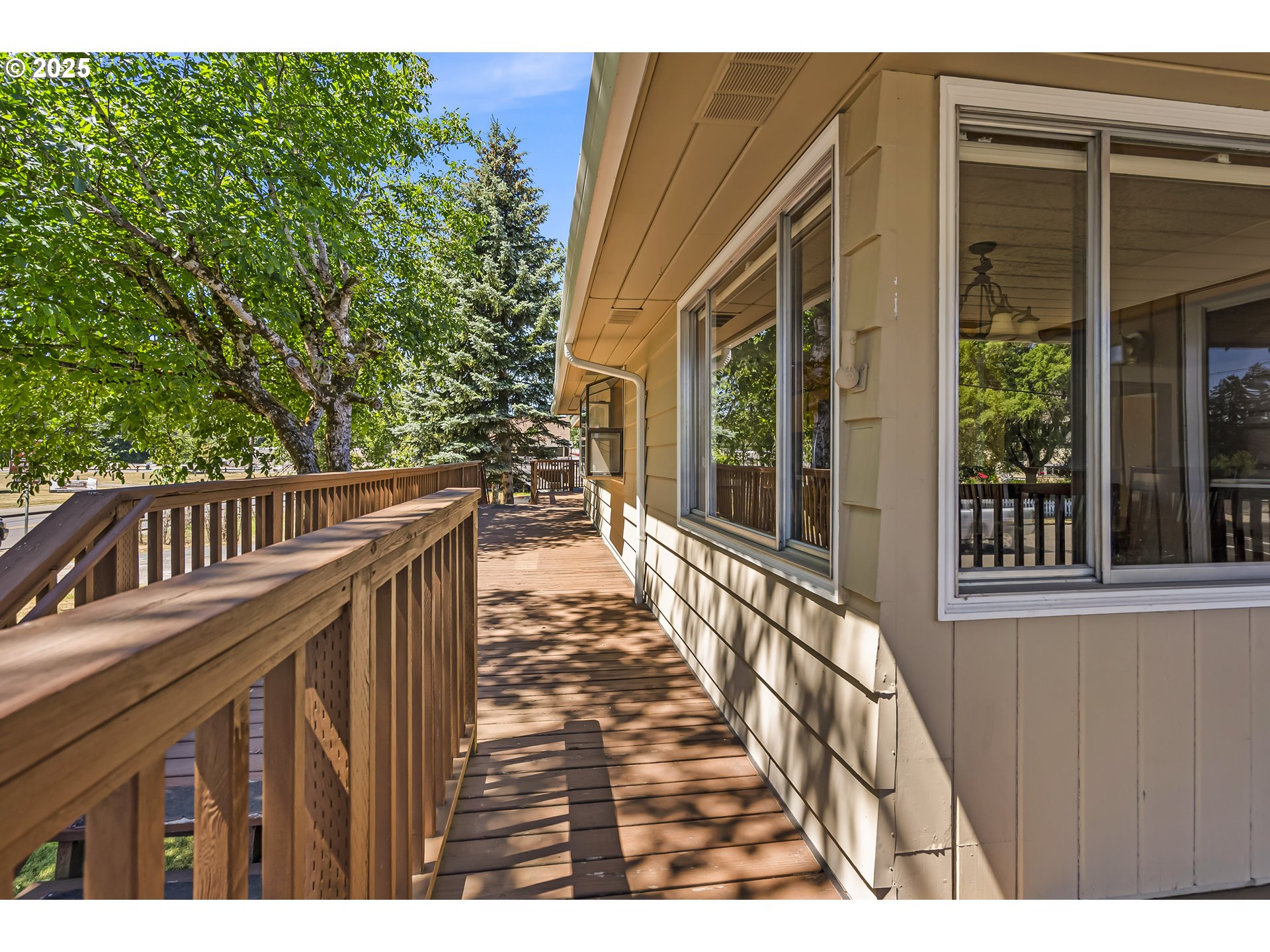 821 Bridge Street Vernonia, OR 97064 - Photo 8 of 45 a view of balcony with wooden floor