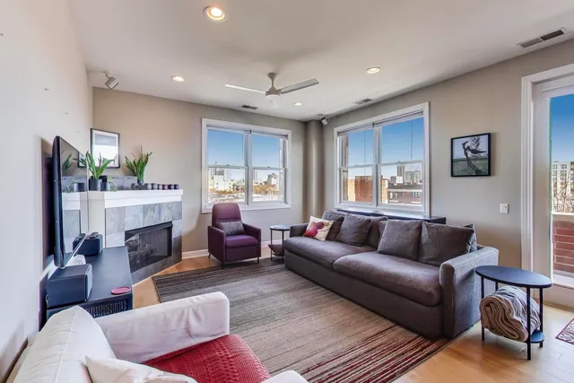 $3,400 | 4553 North Magnolia Avenue, Unit 504, Chicago, IL 60640