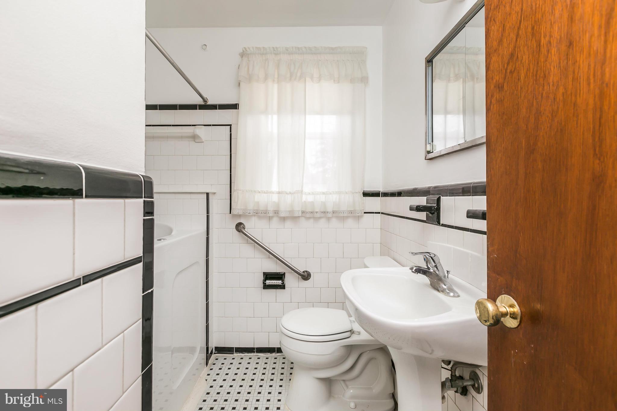 1735 Hilyard Road Baltimore, MD 21234 - Photo 19 of 25 Bath