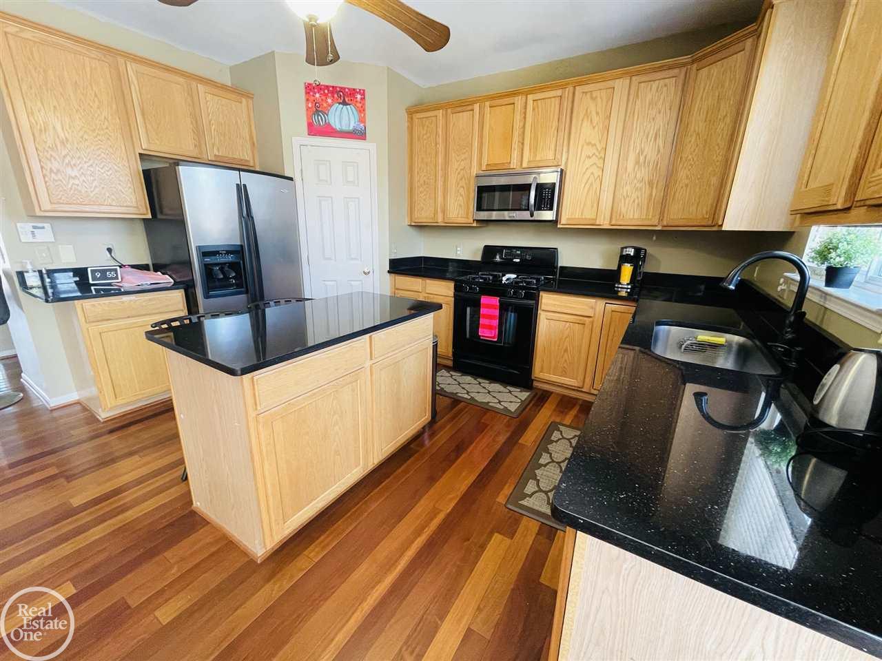 623 Wade Court Rochester, MI 48307 - Photo 9 of 38 50034985-8.JPG