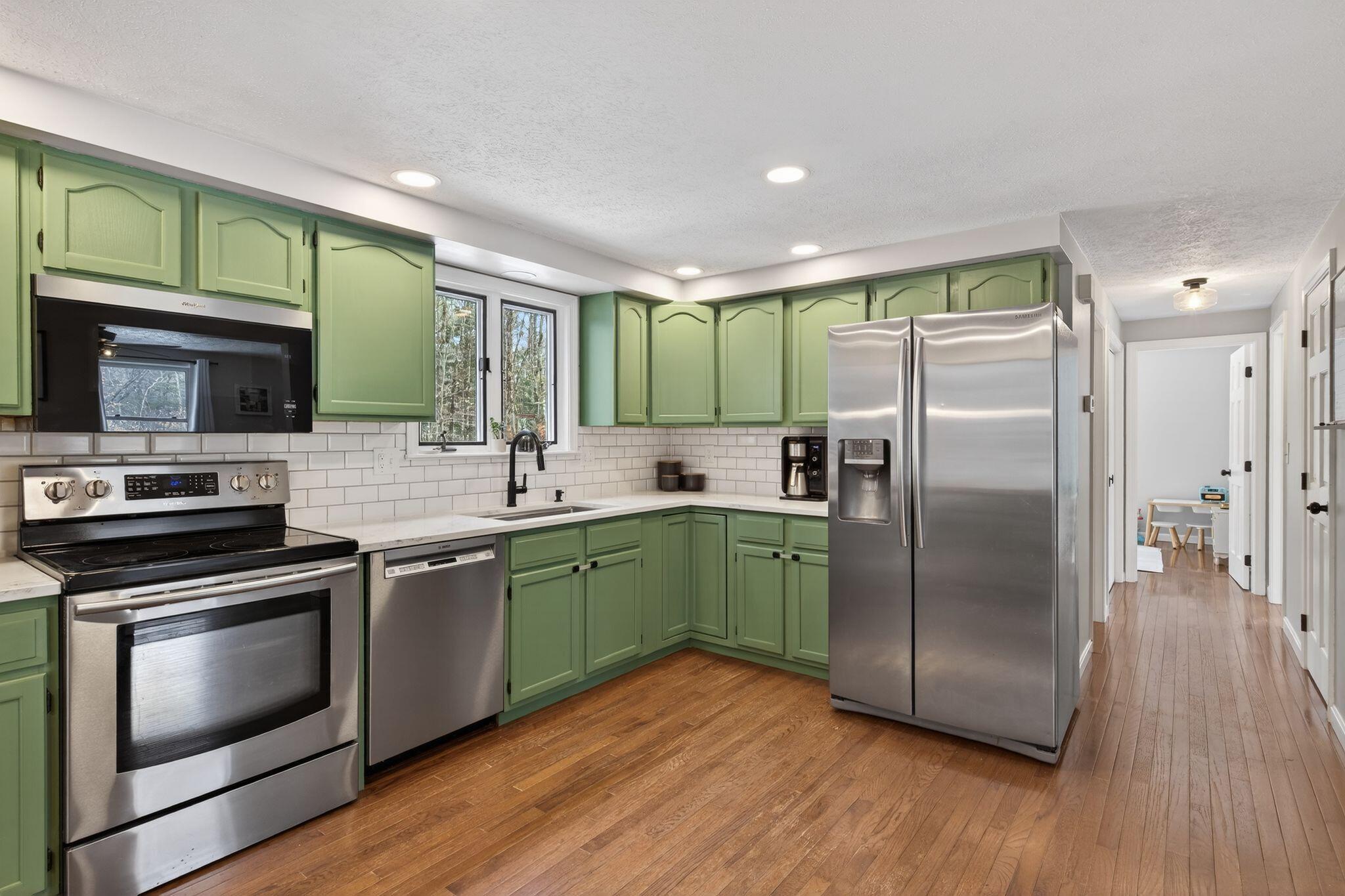 10 Deerfield Circle Standish, ME 04084 - Photo 6 of 38 10_Deerfield_Cir_022