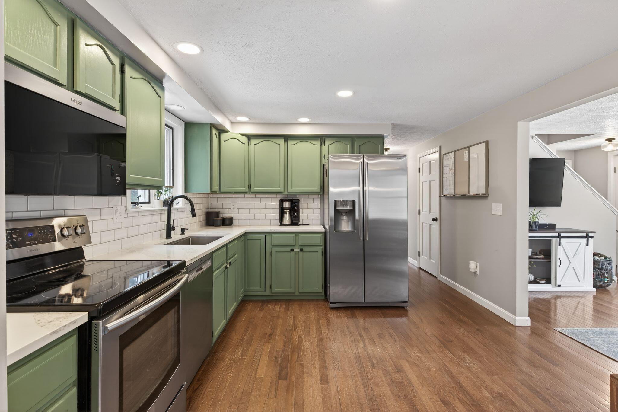 10 Deerfield Circle Standish, ME 04084 - Photo 7 of 38 10_Deerfield_Cir_021