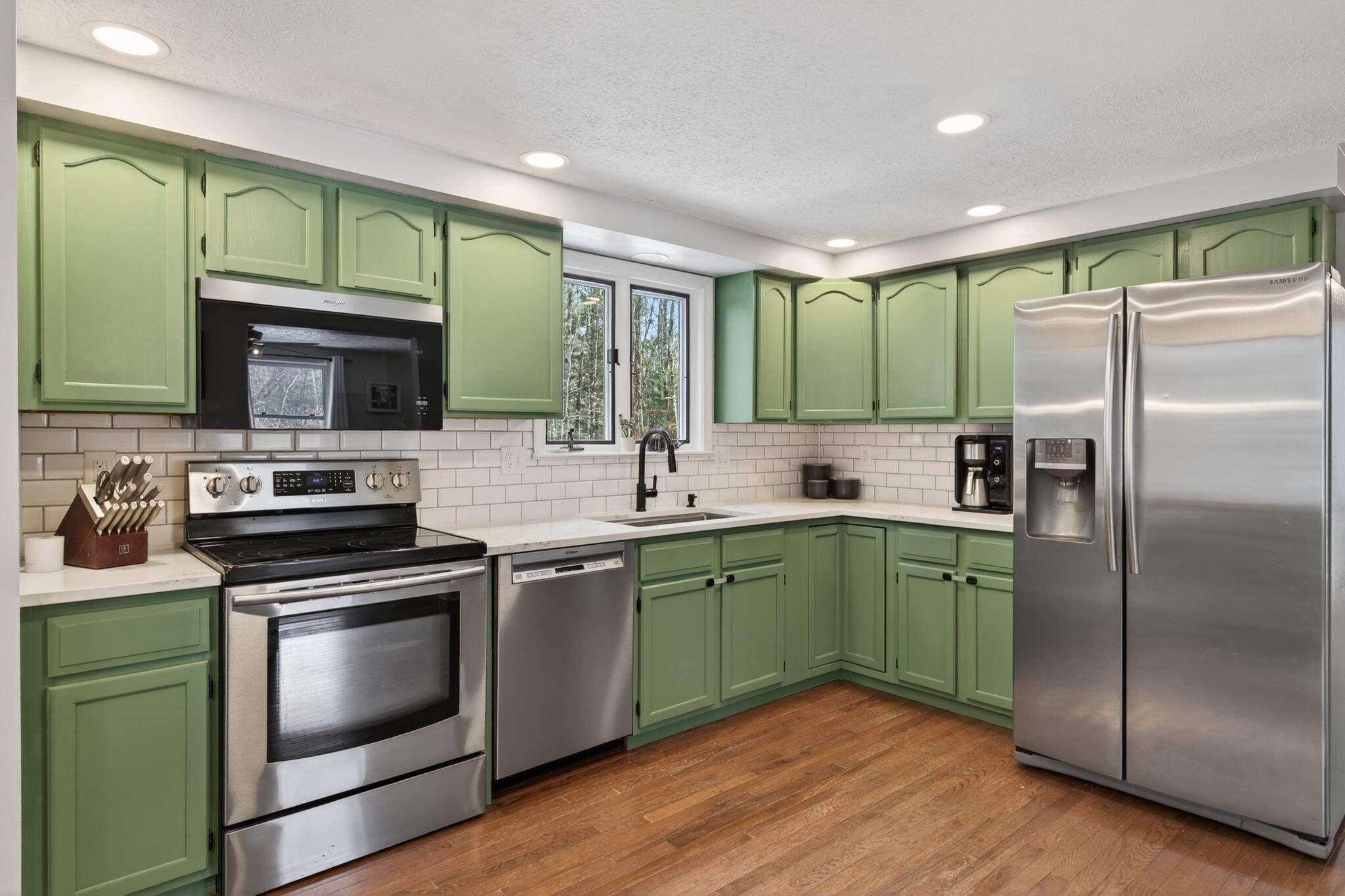 10 Deerfield Circle Standish, ME 04084 - Photo 8 of 38 10_Deerfield_Cir_025