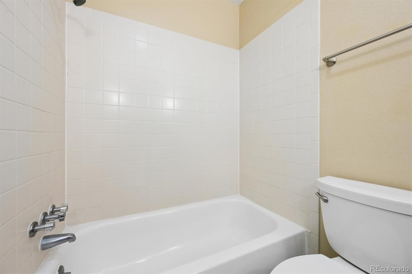 2707 Valmont Road, Unit 312D Boulder, CO 80304 - Photo 24 of 48 a bathroom with a bathtub and a toilet