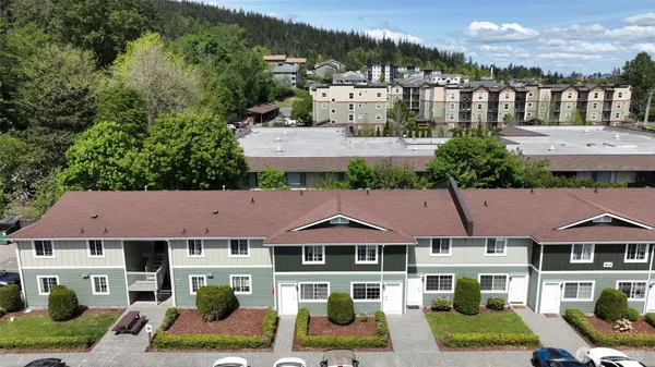 an empty room with closet and mirror