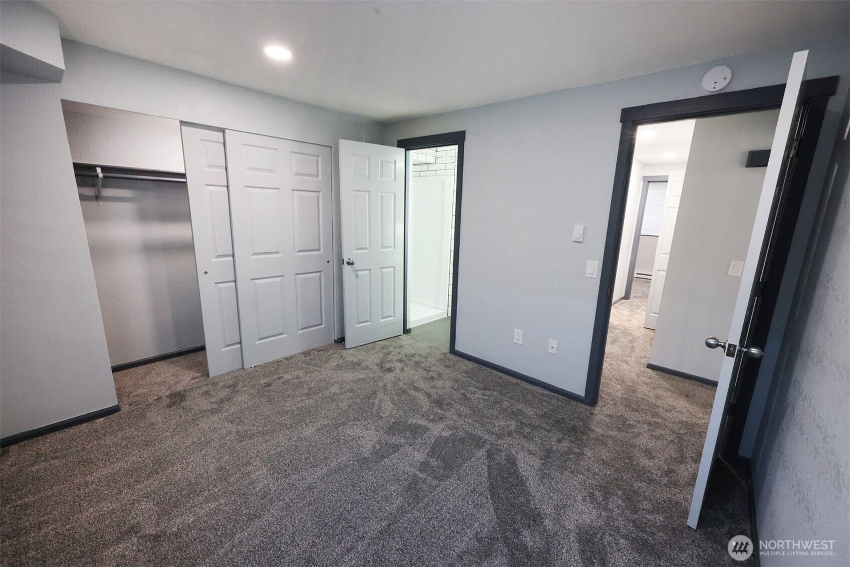 820 32nd Street Bellingham, WA 98225 - Photo 17 of 39 an empty room with closet and mirror