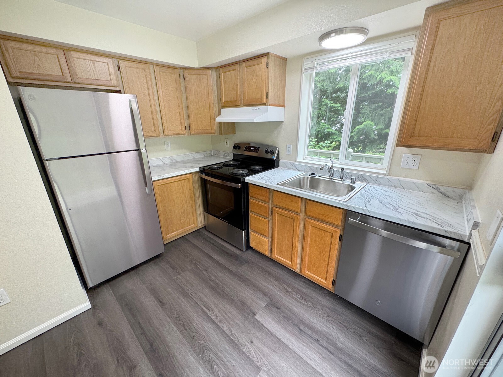 820 32nd Street Bellingham, WA 98225 - Photo 23 of 39 a kitchen with a sink stove and refrigerator