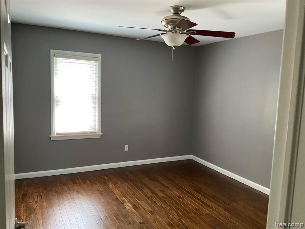 2045 Hampton Road Grosse Pointe Woods, MI 48236 - Photo 5 of 14