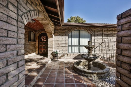 626 West Kevin Court Ridgecrest, CA 93555 - Photo 6 of 34 a living room with couch and a potted plant