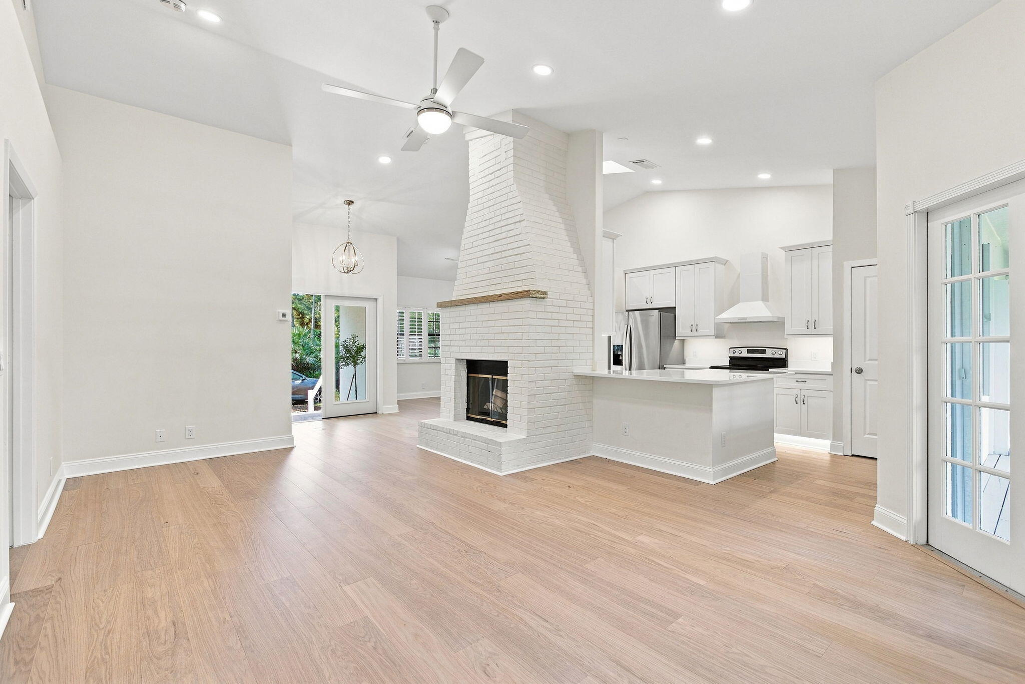 10681 154th Road North Jupiter, FL 33478 - Photo 3 of 12 Living Room 1