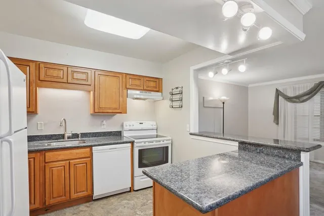 $1,400 | 2732 Whitney Place, Unit 209, Metairie, LA 70002