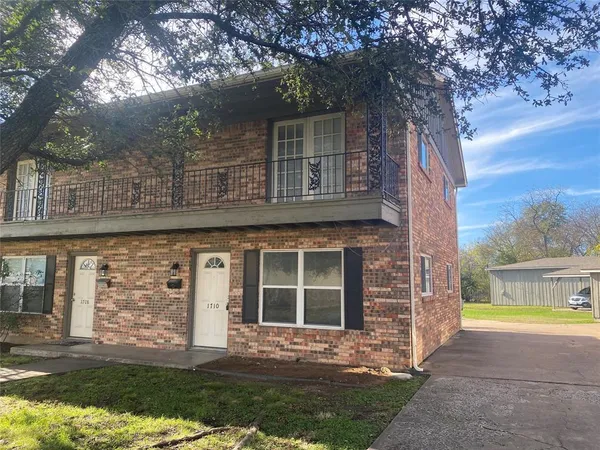$1,200 | 1710 North Travis Street, Sherman, TX 75092