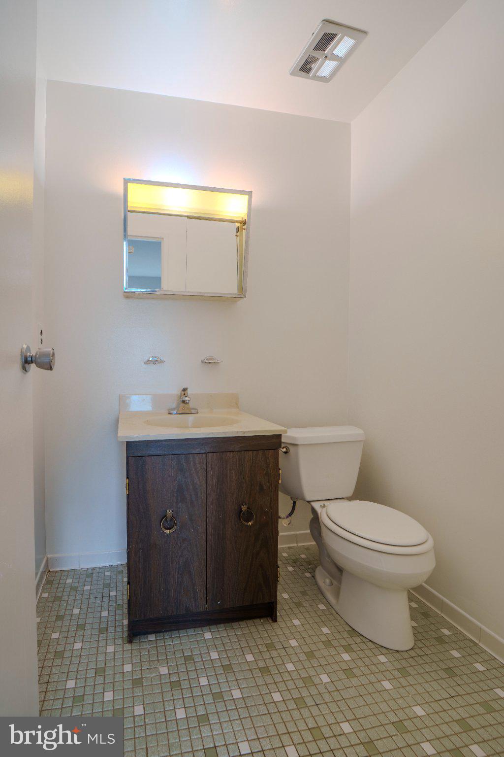 6147 Edsall Road, Unit N Alexandria, VA 22304 - Photo 15 of 28 Charming, compact bathroom retreat.
