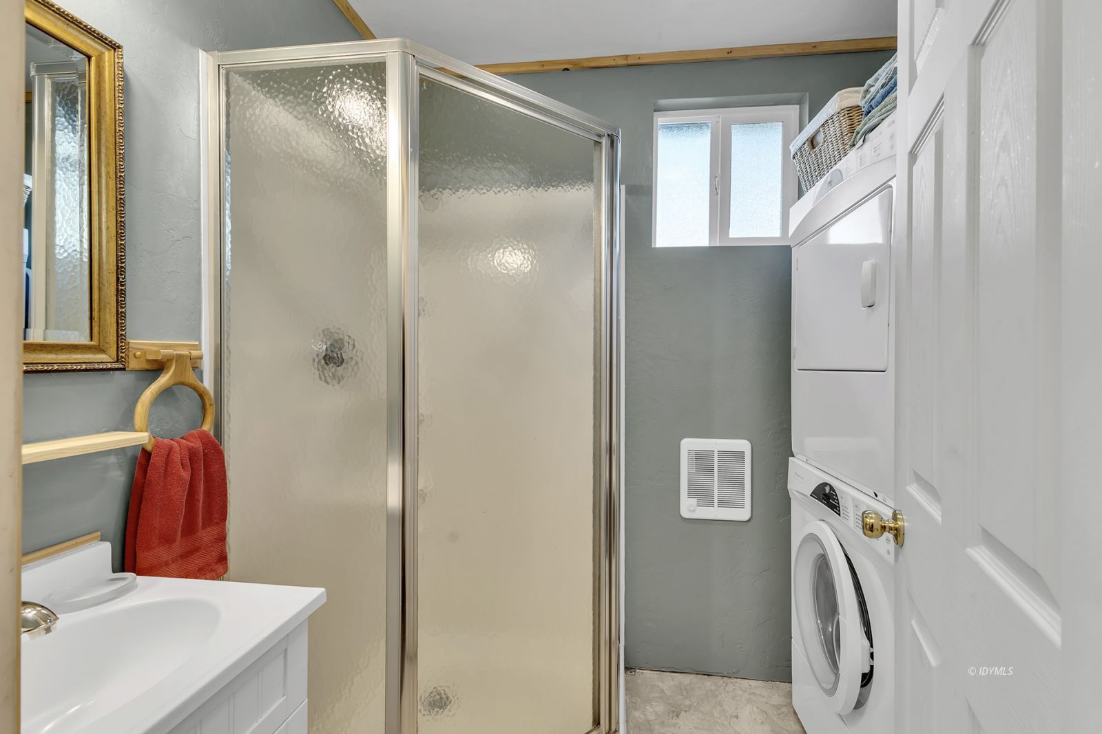 52740 Sylvan Way Idyllwild, CA 92549 - Photo 14 of 22 a bathroom with a tub and a sink