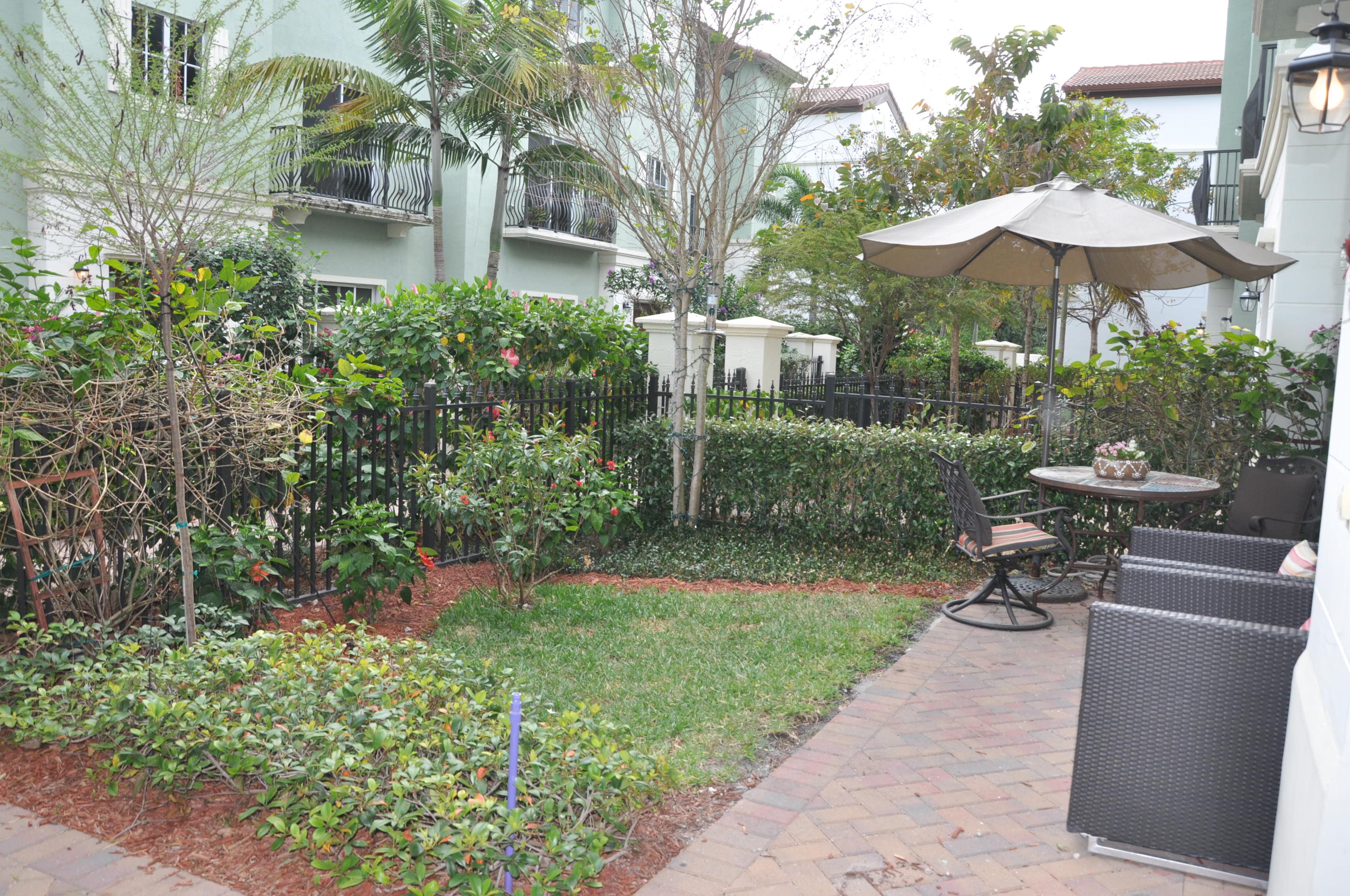 44 Northwest 7th Street Boca Raton, FL 33432 - Photo 4 of 24 Landscaped yard