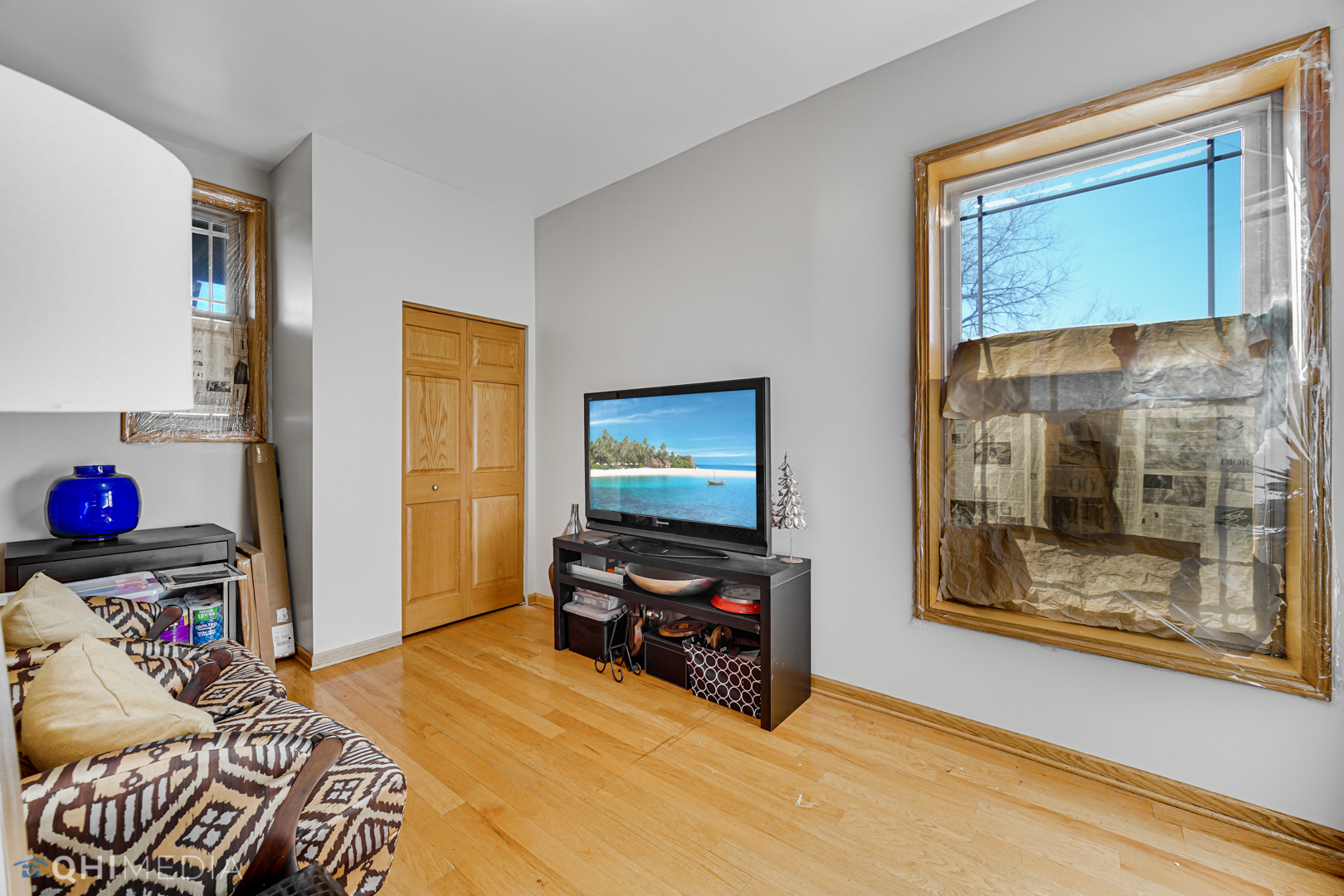 4341 South Prairie Avenue, Unit 2 Chicago, IL 60653 - Photo 7 of 11 a living room with furniture and a flat screen tv
