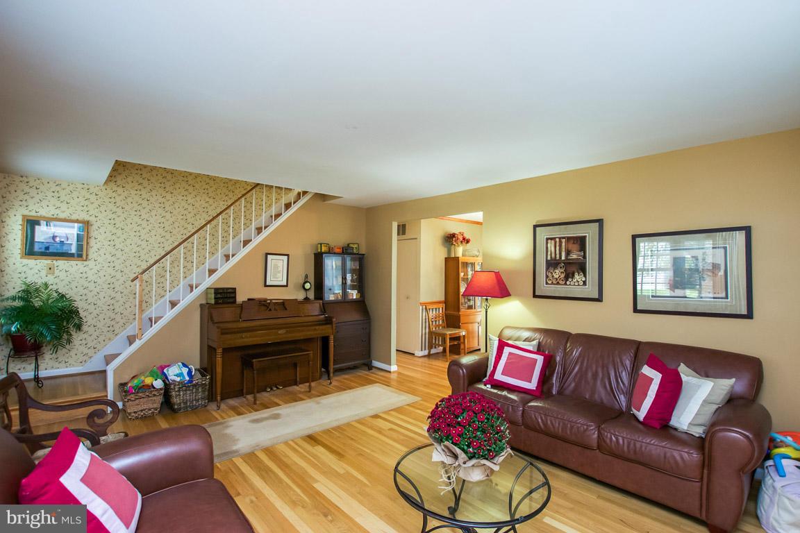 6217 Chesworth Road Catonsville, MD 21228 - Photo 7 of 22 Living Room