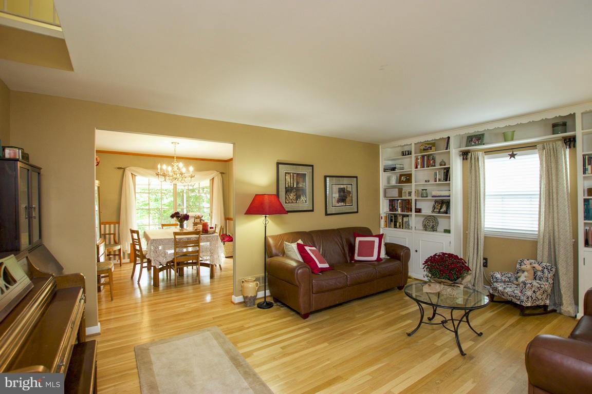 6217 Chesworth Road Catonsville, MD 21228 - Photo 8 of 22 Living Room