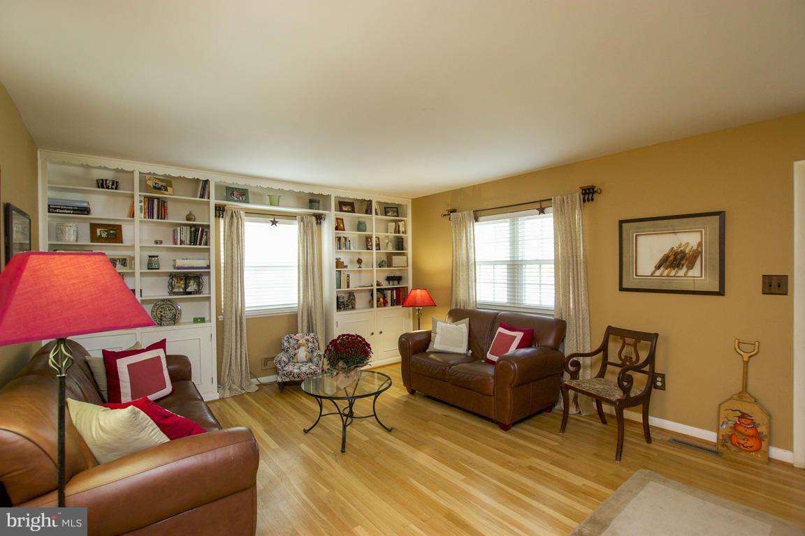 6217 Chesworth Road Catonsville, MD 21228 - Photo 9 of 22 Living Room