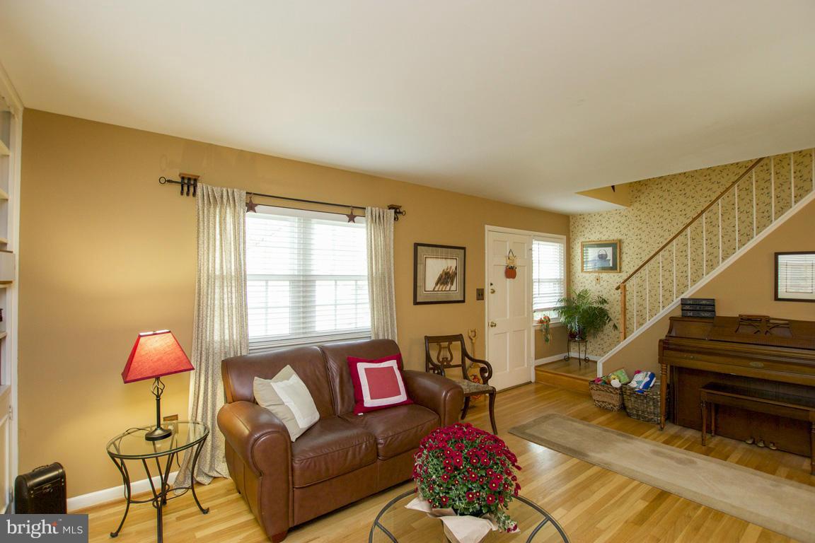6217 Chesworth Road Catonsville, MD 21228 - Photo 10 of 22 Living Room