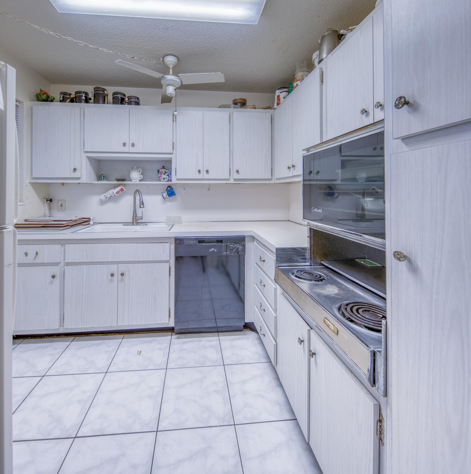 1 North Golfview Road, Unit 601 Lake Worth Beach, FL 33460 - Photo 8 of 51 a kitchen with a sink white cabinets and appliances