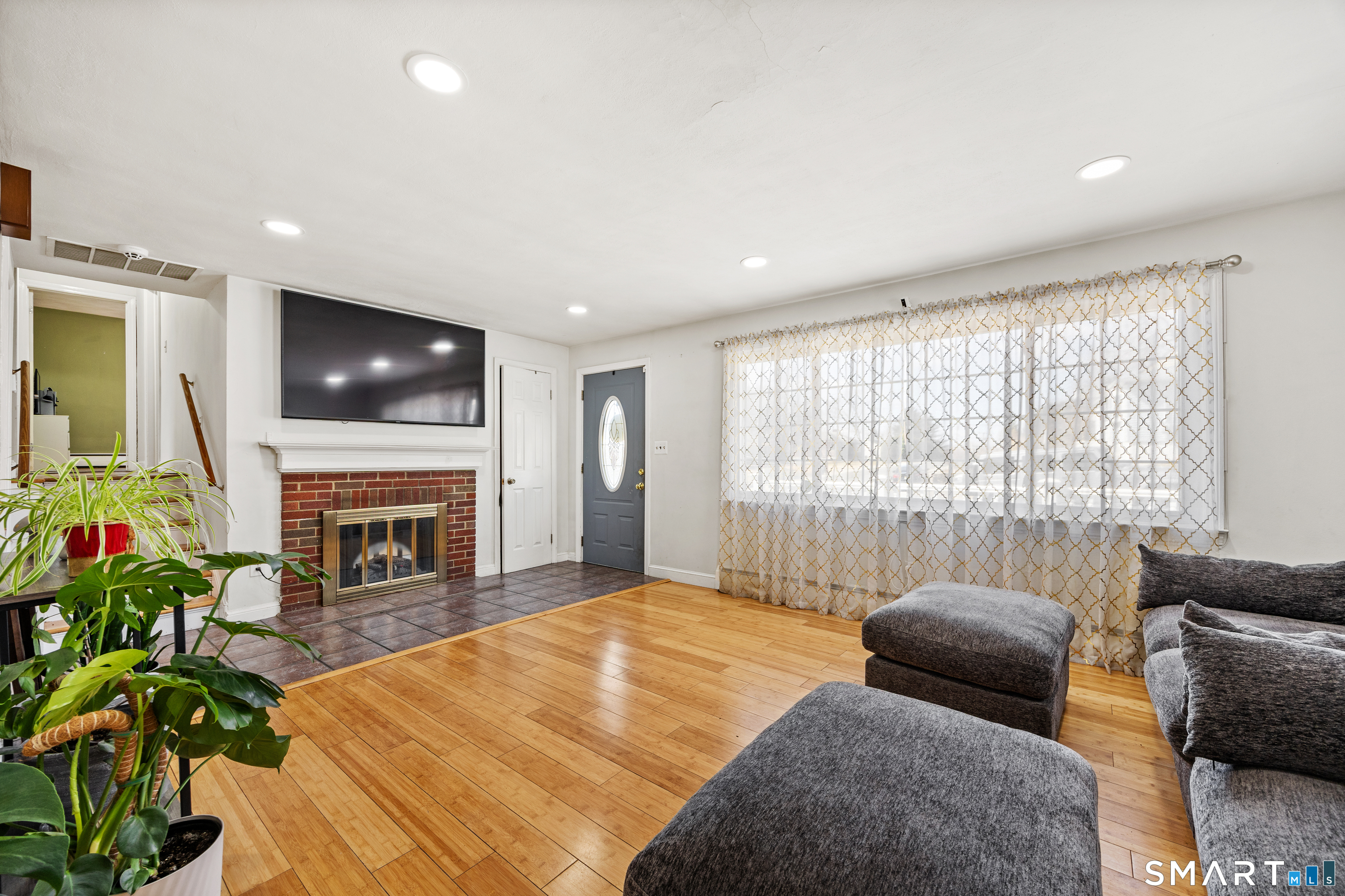 181 Decicco Road Waterbury, CT 06705 - Photo 3 of 30