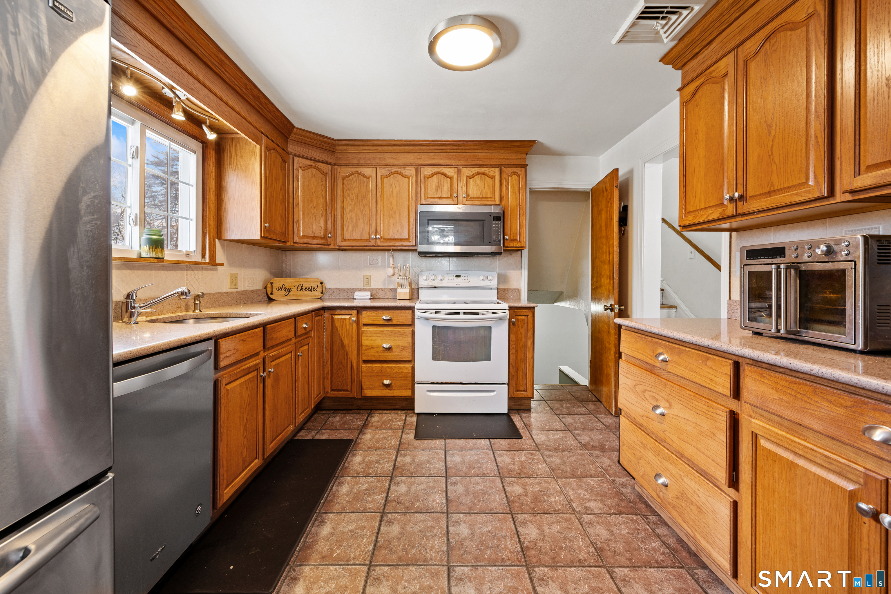 181 Decicco Road Waterbury, CT 06705 - Photo 8 of 30