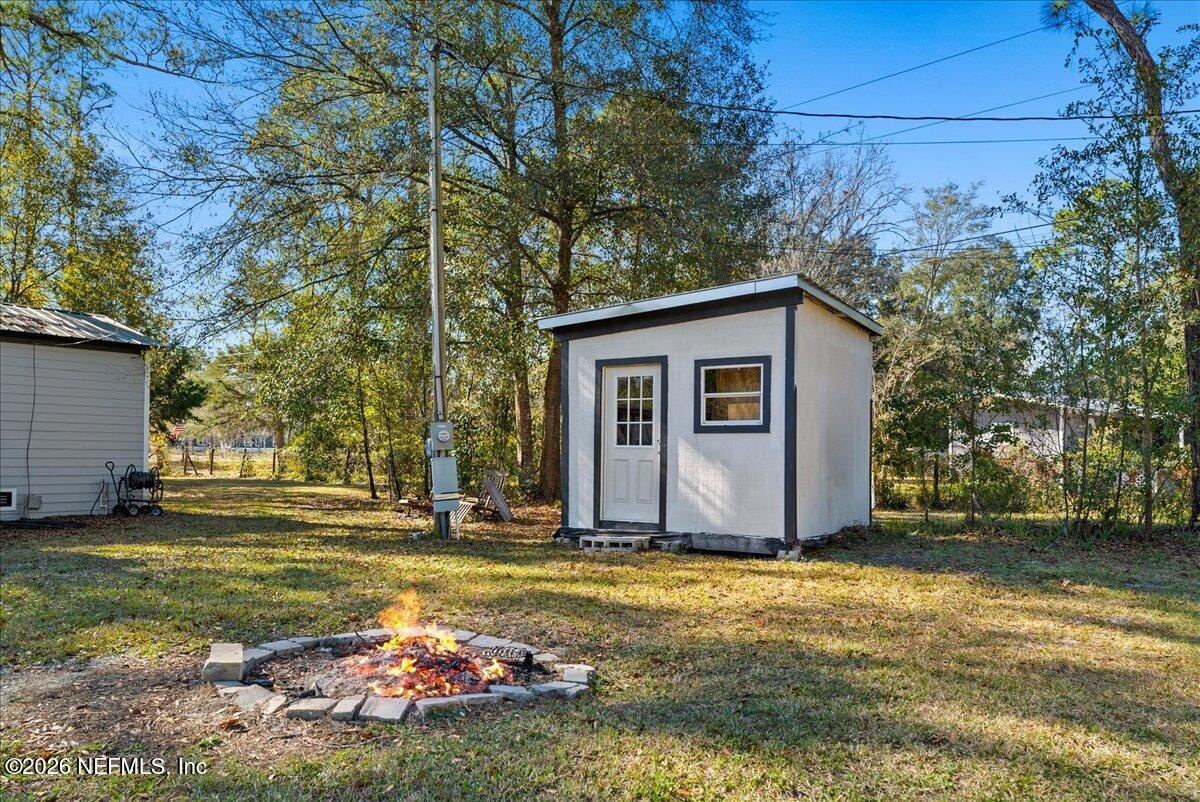 4070 Pinto Road Middleburg, FL 32068 - Photo 6 of 37 a view of a house with backyard and garden