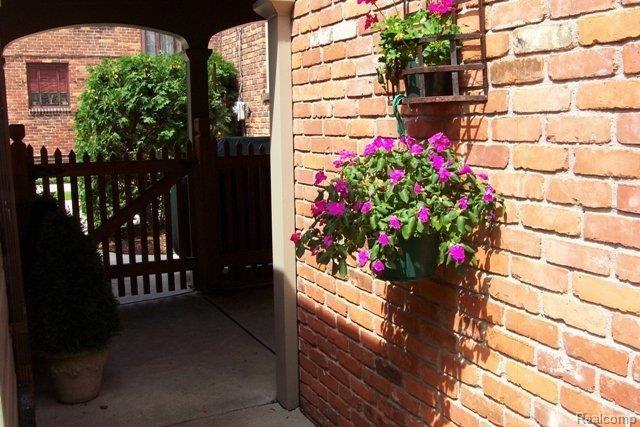 535 Pemberton Road Grosse Pointe, MI 48230 - Photo 14 of 15 Breezeway