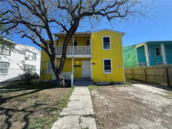 a view of a house with a yard